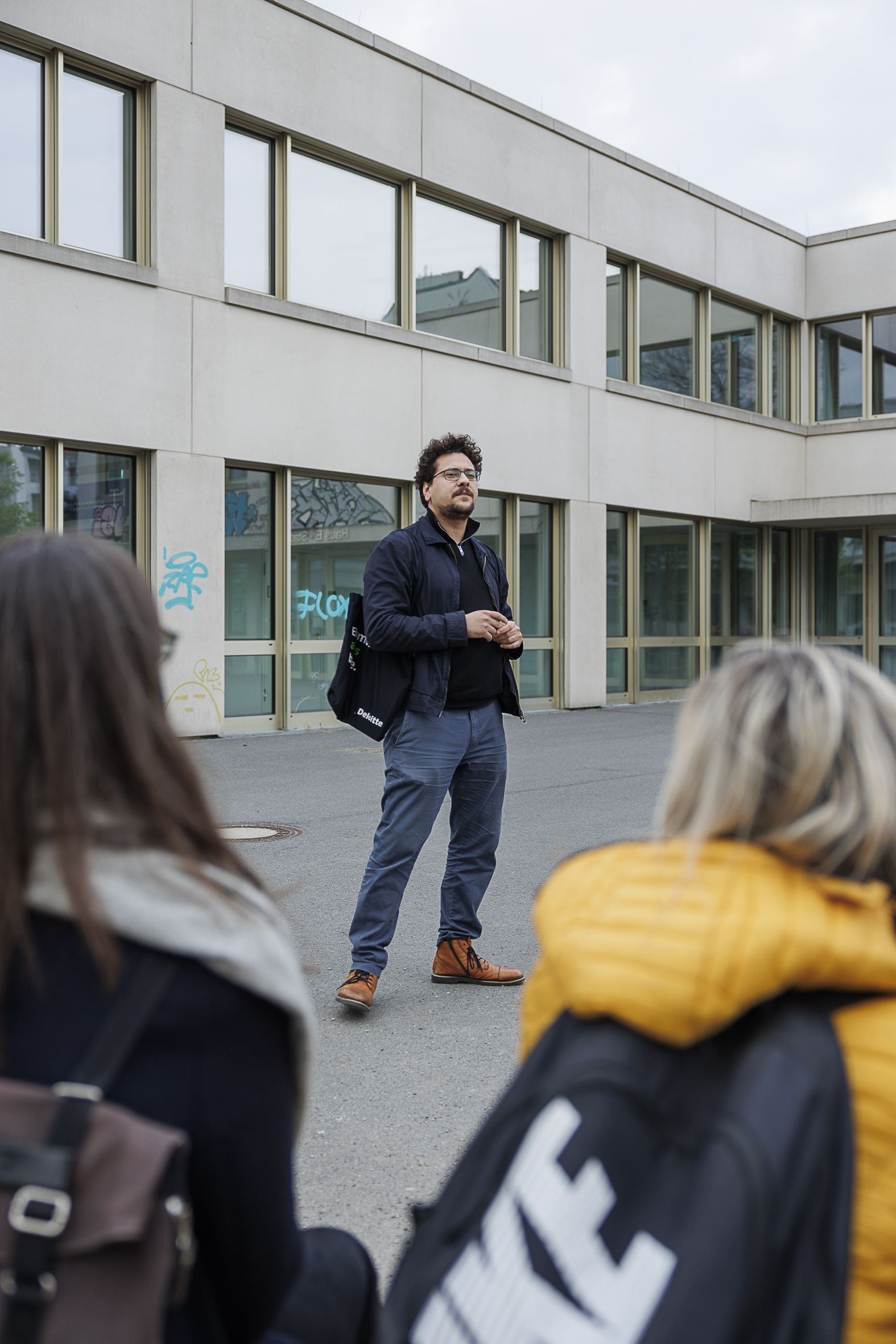 Mohammed Chahrour im Gespräch mit einer Gruppe bei einer politischen Stadtführung an der Rütlistraße