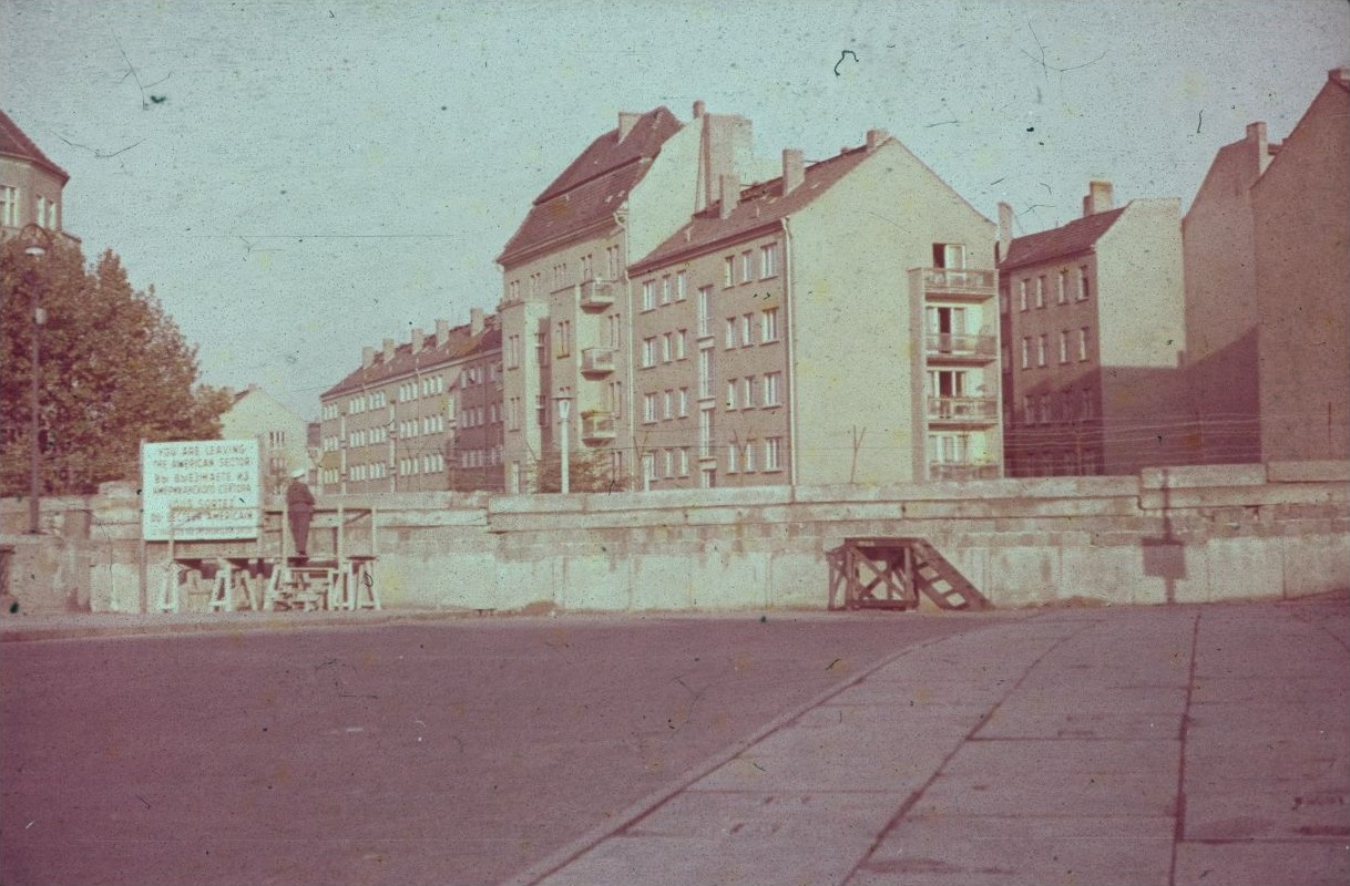 Absperrung an der Harzer Straße nahe der Lohmühlenbrücke während der Berliner Teilung